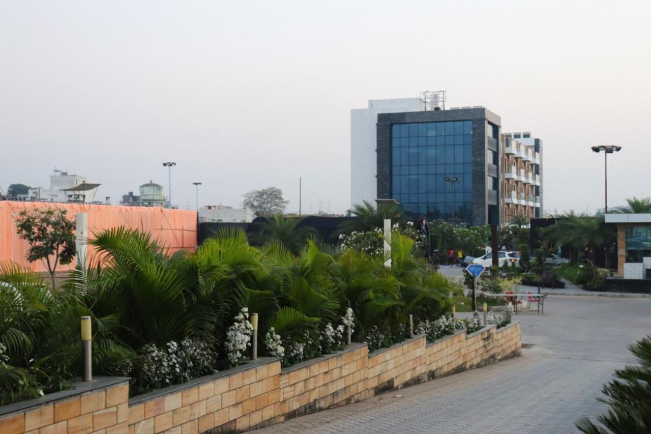 Skyline Resort & Convention Center Indore Eksteriør billede